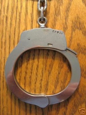 1952-smith-wesson-handcuffs-sn-22916-1st-yr-near_1_c5e23a291cf78f412120e4083640aded.jpg