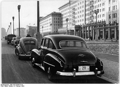 Bundesarchiv_Bild_183-23200-0119,_Berlin,_Karl-Marx-Allee,_Block_C-Nord,_parkende_Autos.jpg