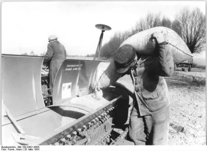 Copie de Bundesarchiv_Bild_183-23921-0004,_LPG_Bullendorf,_Befüllen_einer_Sämaschine.webp