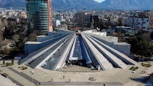 la-pyramide-de-tirana-qui-va-devenir-un-centre-de-technologies-de-l-information_6175640.webp