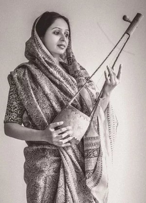 Copie de Lady_Holding_the_'Ektara'_zither_drum.webp