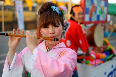 800px-A_young_Japanese_girl_in_traditional_outfit_playingg_flute_during_festival._Fukuoka,_Jap...jpg