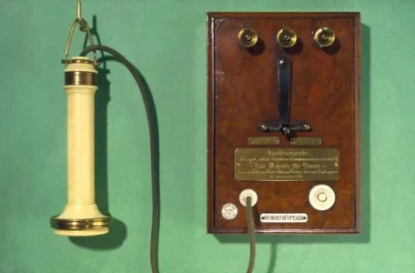 860_le_telephone_invente_par_alexandre_graham_bell_en_1877.webp