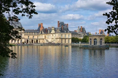 560px-Fontainebleau_-_Château_-_Etang_aux_Carpes.webp