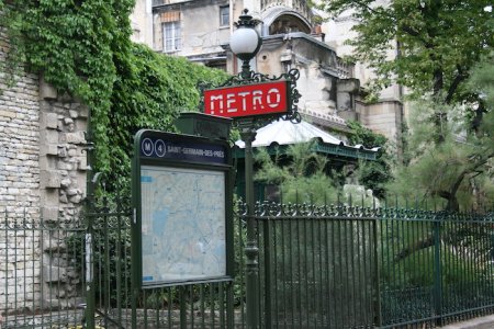 Metro_Saint-Germain-des-Prés,_Paris_9_August_2007.jpeg