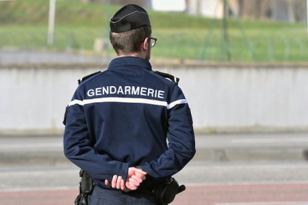 1418845-un-gendarme-illustration.jpeg