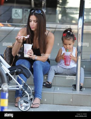 roselyn-sanchez-beneficie-d-un-jour-avec-sa-famille-a-l-farmers-market-comprend-roselyn-sanche...jpg