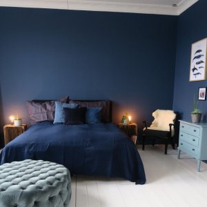pouf-tissu-boutonné-gris-clair-revêtement-sol-bois-blanc-meuble-vintage-bois-bleu-pastel-cham...jpeg
