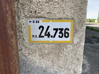 Copie de 1024px-Panonceau_PK_24,736_Route_D26_Route_Mézériat_Confrançon_1.webp