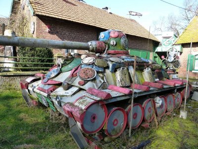 Tank_dans_le_jardin_de_la_ferme_Vanabelle._En_danger_de_disparition.jpg