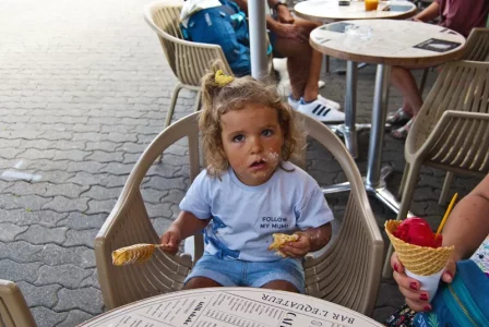 Petite-fille-chouchou.webp