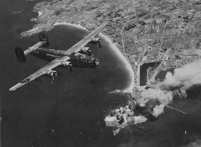 800px-Bombardement_du_Grand_Bé_par_des_B-24_Liberators_de_la_8th_Air_Force_américaine_en_août...webp