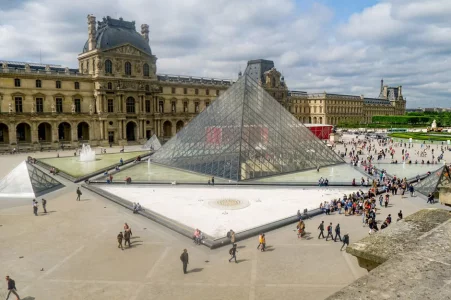 Pyramide Louvre.webp