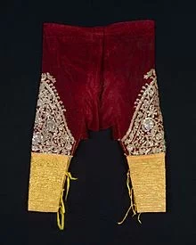 220px-COLLECTIE_TROPENMUSEUM_Broek_van_zijdevelours_geborduurd_met_verguld_zilverdraad_TMnr_6...webp