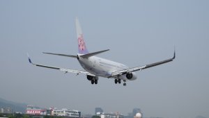 China_Airlines_Boeing_737-8Q8_B-18651_on_Final_Approach_at_Taipei_Songshan_Airport_20150427b.jpg