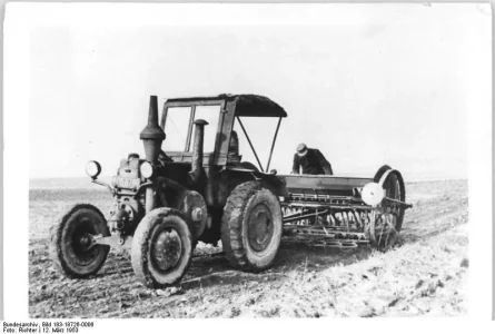 Bundesarchiv_Bild_183-18726-0006,_LPG_Dobian,_Aussaat.webp