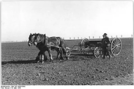 Bundesarchiv_Bild_183-18826-0002,_LPG_Ottersleben,_Aussaat_von_Sommerweizen.webp