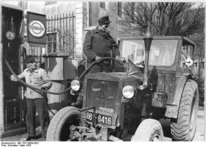 Bundesarchiv_Bild_183-18909-0001,_MTS_Geussnitz,_Frühjahrsbestellung.jpg