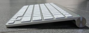 1200px-Apple-wireless-keyboard-aluminum-2007-side-view.jpg