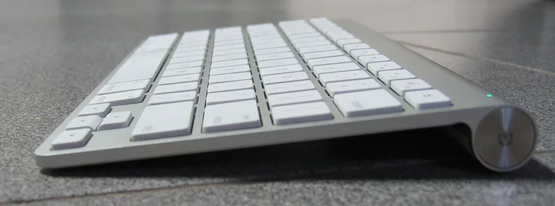 1200px-Apple-wireless-keyboard-aluminum-2007-side-view.webp
