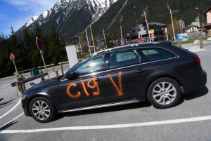 une-voiture-a-notamment-ete-taguee-sur-le-parking-du-biollay-a-chamonix-photo-le-dl-bruno-magn...jpg