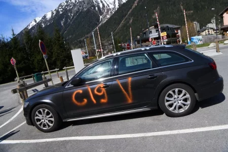 une-voiture-a-notamment-ete-taguee-sur-le-parking-du-biollay-a-chamonix-photo-le-dl-bruno-mag...webp