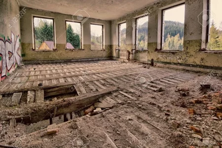 78471816-chambre-abandonnée-dévastée-avec-plancher-brisé.webp