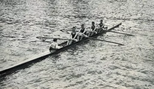 Le_Quatre_avec_barreur_du_CA_de_Nantes_en_juillet_1936,_de_G._à_D._Noël,_Fernand_et_Marcel_Va...webp