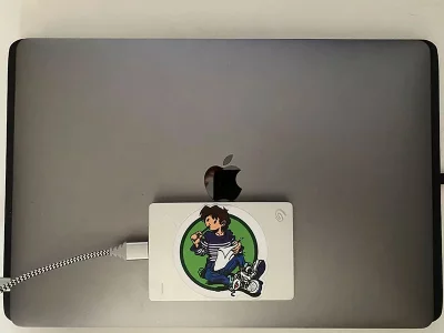 Macbook-Gwen.webp