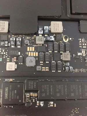 PHOTO INTERIEUR ORDINATEUR MAC BOOK PRO 2015.webp