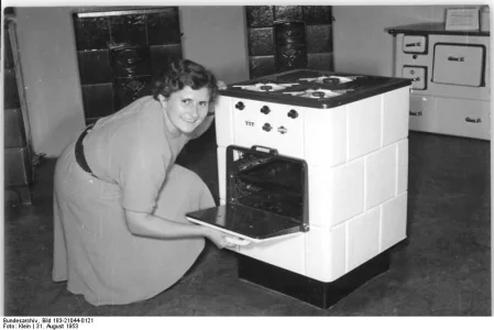 Bundesarchiv_Bild_183-21044-0121,_Leipziger_Messe,_VEB_Gasgerätewerk_Dessau,_Gasherd.webp
