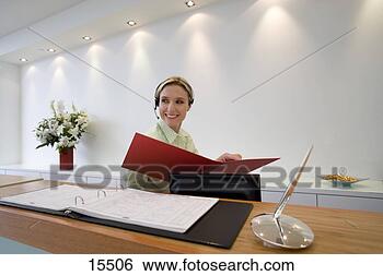 secretaire-reception-bureau_~15506.jpg