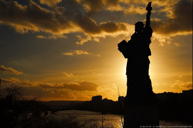 normal_paris-statue-liberte.jpg