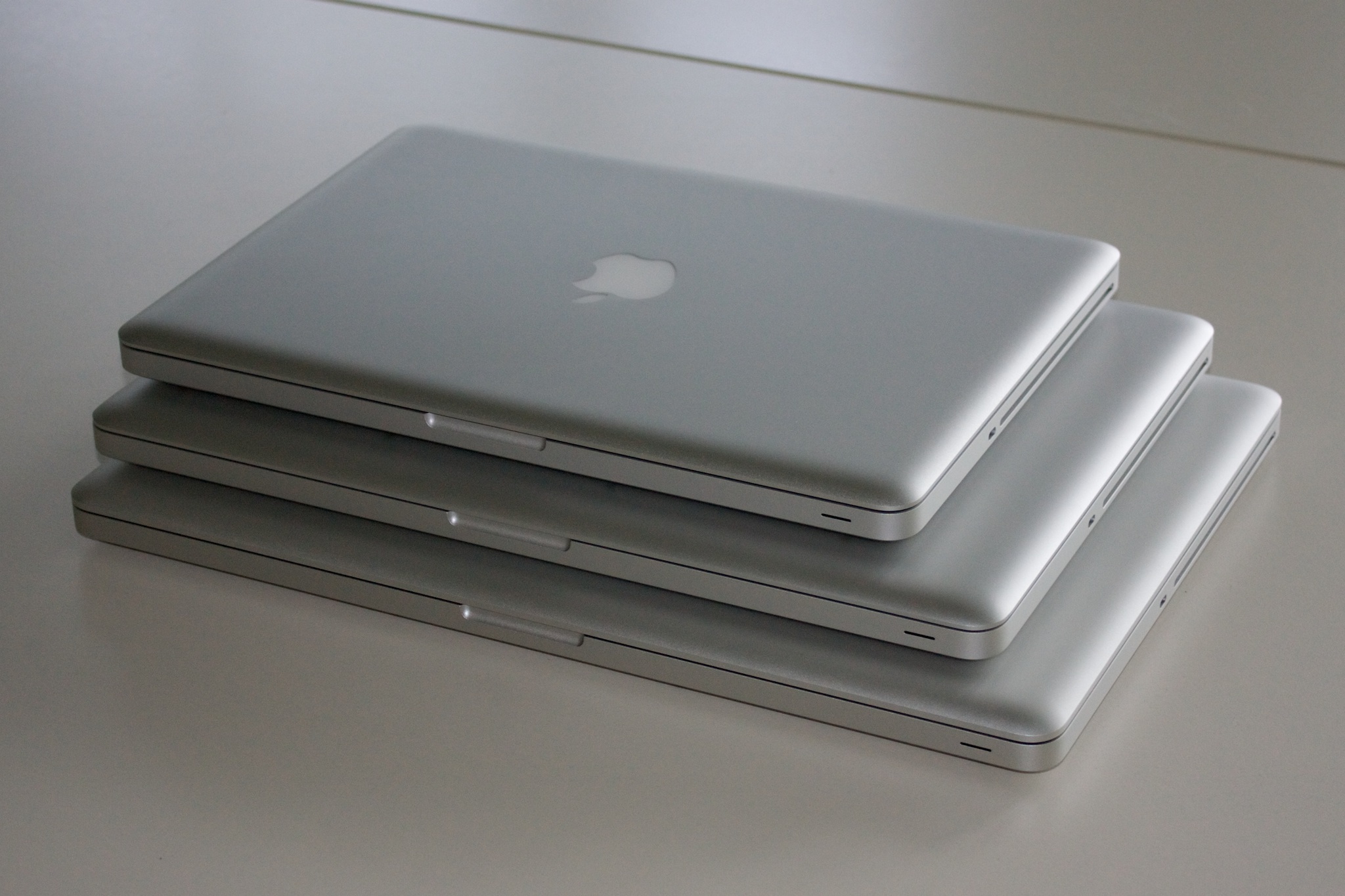 Apple_MacBookPros_13-15-17_stacked_08-2009.jpg