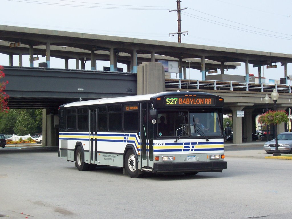 Suffolk_Transit_Gillig_Phantom_5028.jpg
