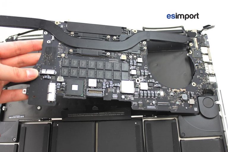 28-DEPOSER-CARTE-MERE-MACBOOK-15P-A1398-RETINA-768x512.jpg