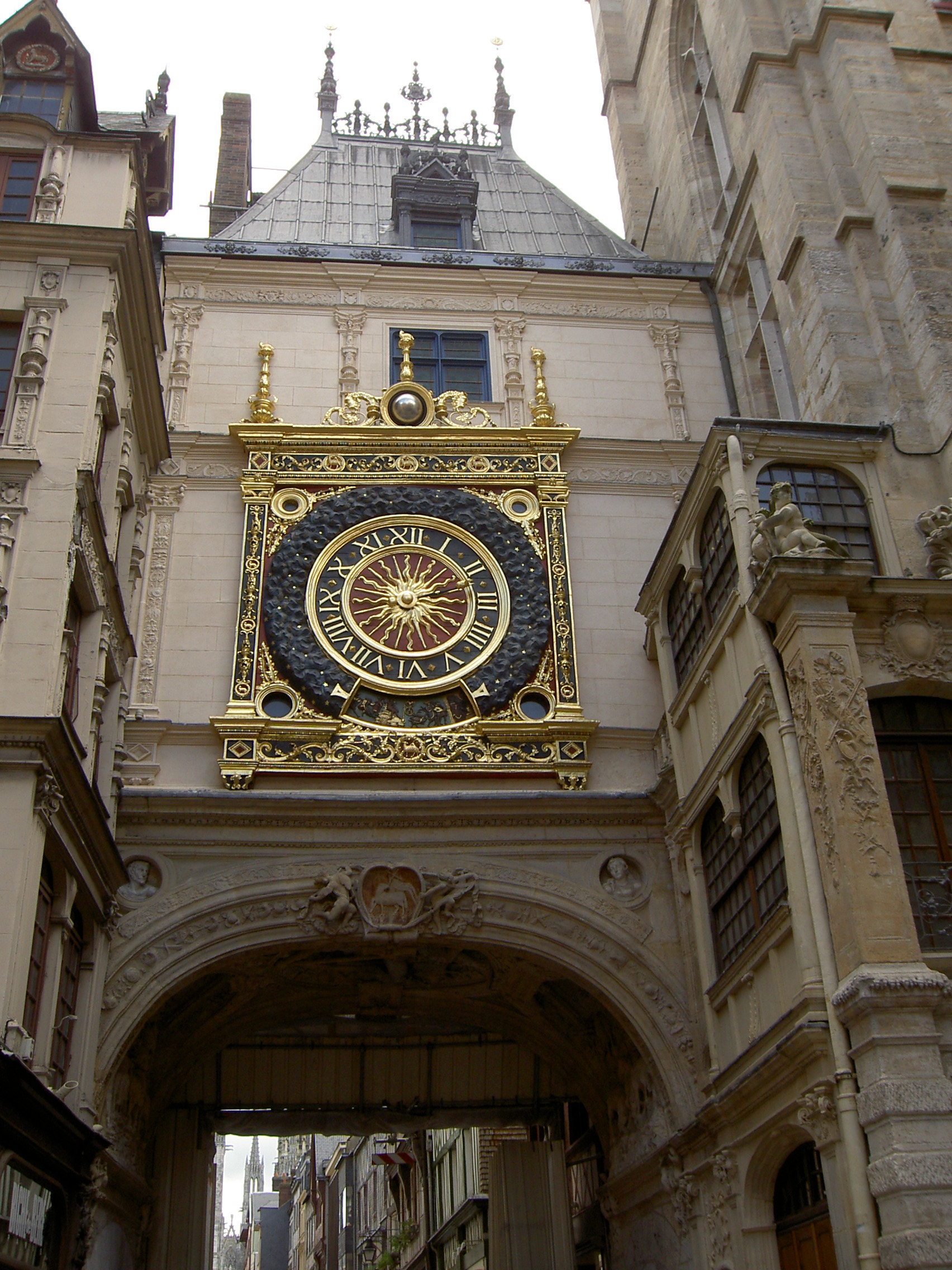 Le_Gros_Horloge,_Rouen,_Normandy.jpg