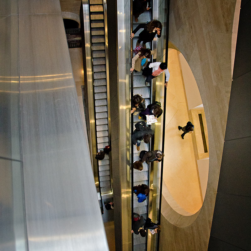 Louvre_escalators_02.jpg
