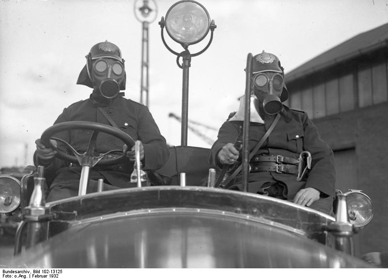 Bundesarchiv_Bild_102-13125,_Berlin,_Rettungswagen_der_Feuerwehr.jpg