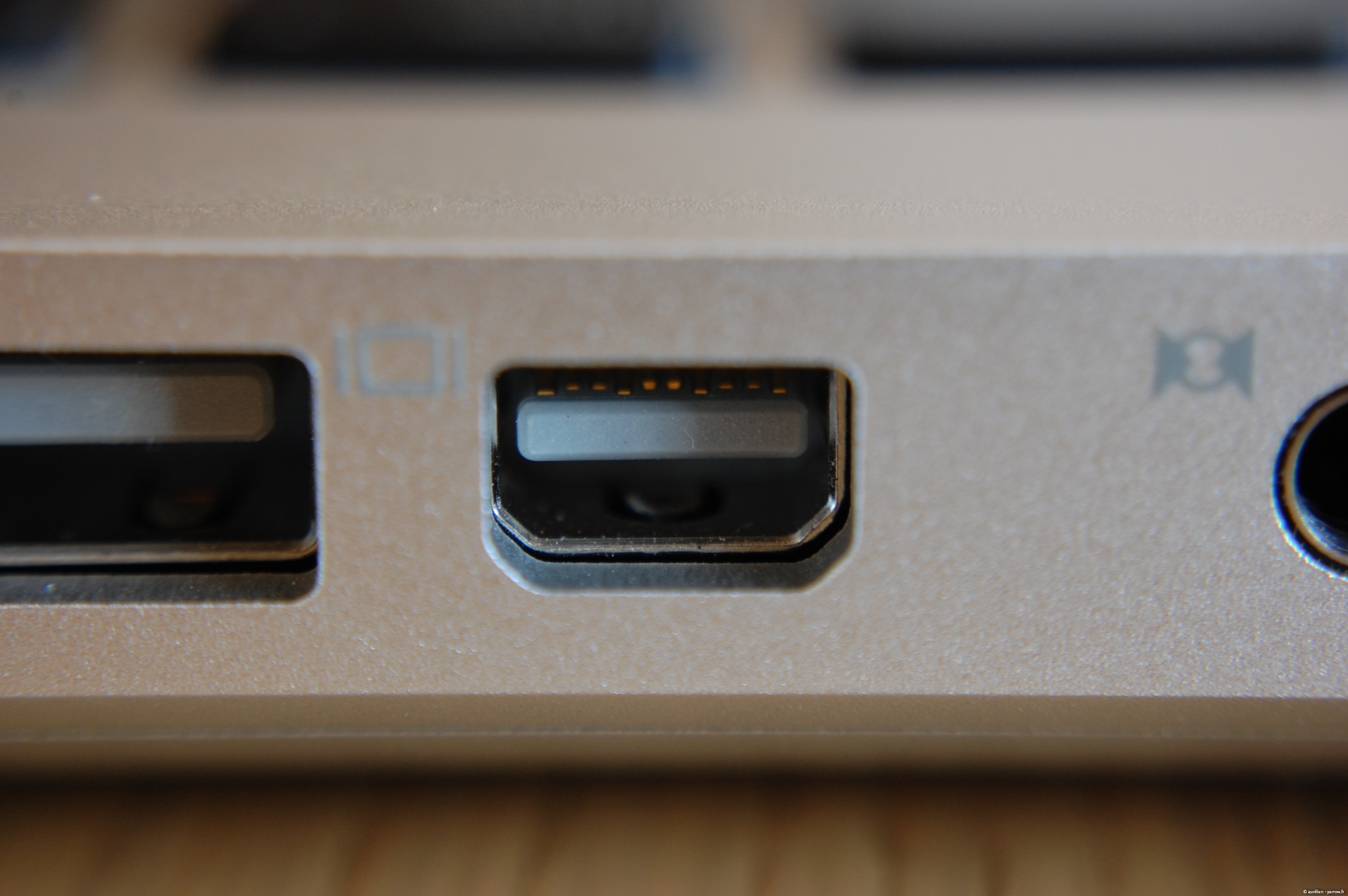 Mini_DisplayPort_on_Apple_MacBook.jpg