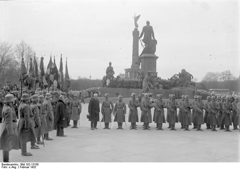 Bundesarchiv_Bild_102-13150,_Berlin,_Trauerfeier_für_Gefallene_des_Weltkriegs.jpg