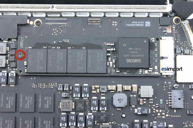 09-RETIRER-VIS-TORX-5-FALSH-SSD-MACBOOK-RETINA-A1502-FIN-2013-768x512.jpg