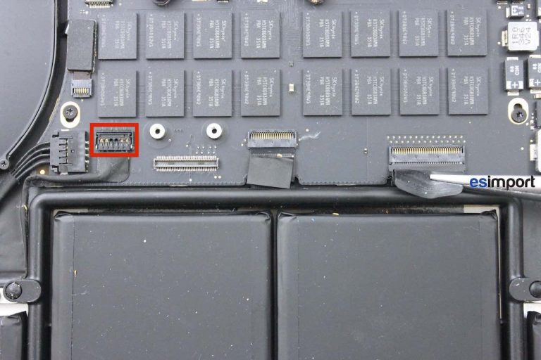 06-DECONNECTER-HAUT-PARLEUR-GAUCHE-MACBOOK-RETINA-A1502-FIN-2013-768x512.jpg