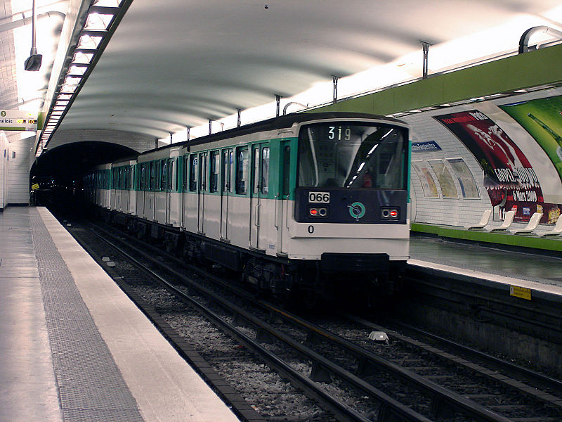800px-Metro_de_Paris_-_Ligne_3_-_Quatre-Septembre_03.jpg