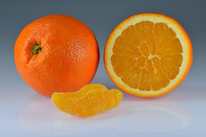 880px-Oranges_-_whole-halved-segment.jpg